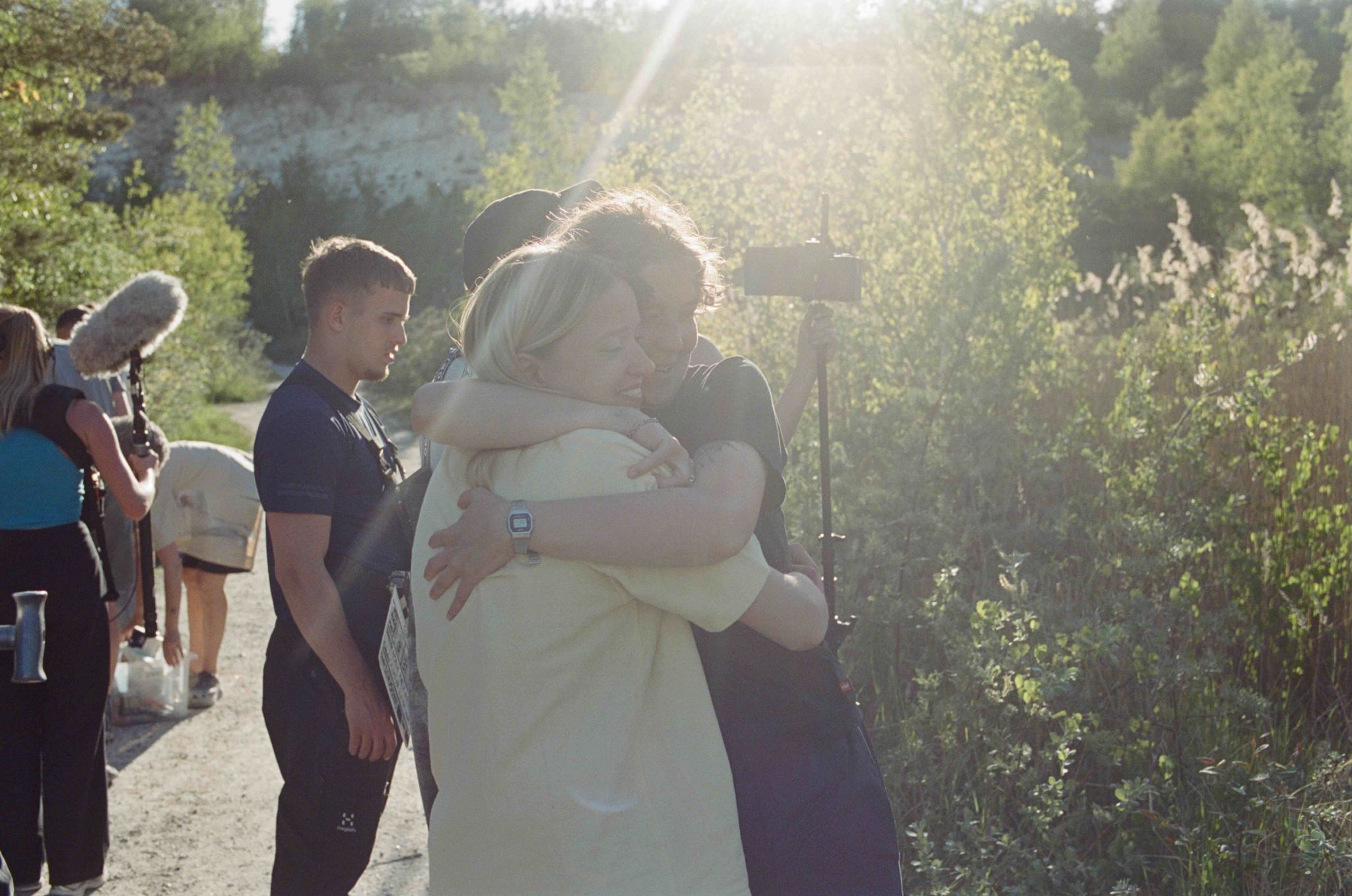 To kvinder krammer på et filmset