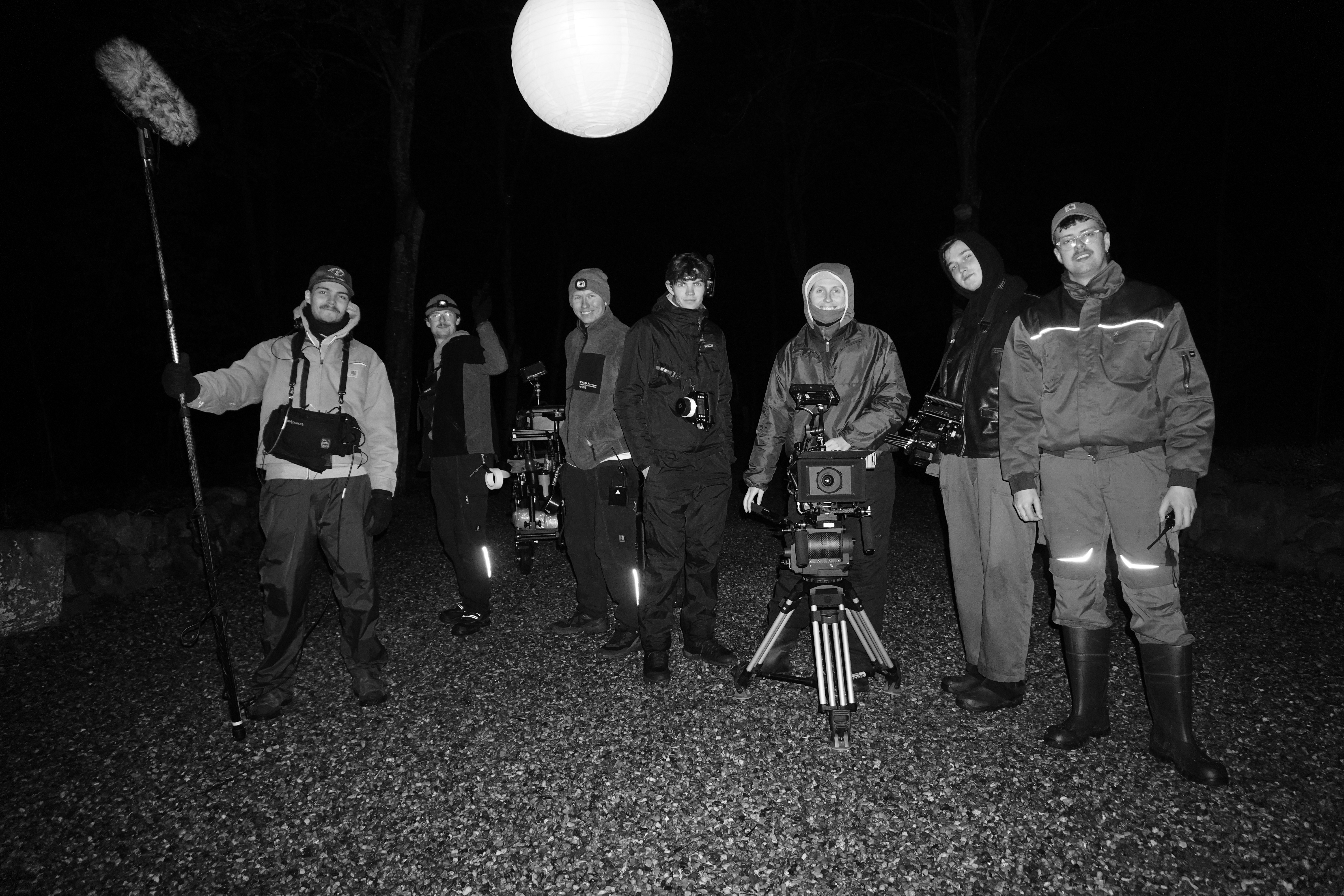 Et filmhold på optagelse om natten