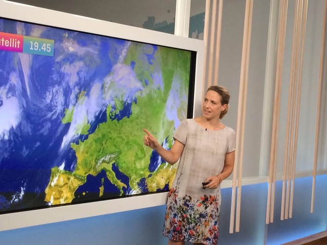 En kvindelig vejrvært fortæller om vejret