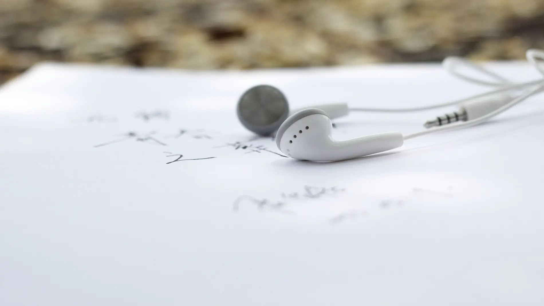 Høretelefoner på et stykke papir