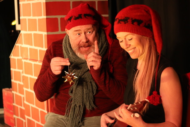 En mand og en kvinde med nisser huer på