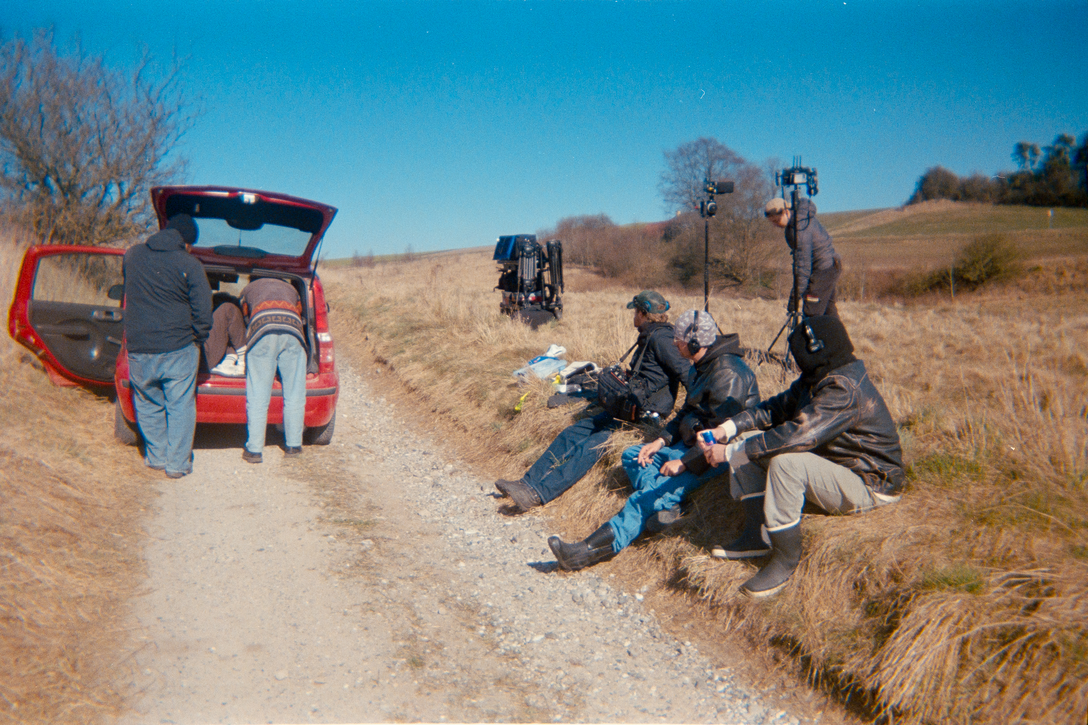 Et filmhold der er ved at gøre et set klar på en landevej